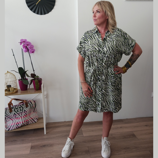 Cette robe chemise est mi-longue, elle a une coupe ample et confortable. on adore son imprimé zébré vert et noir sur fond blanc.  Prendre sa taille habituelle. Robe Raffia tigerly de Freeman T.Porter dans la boutique SOLIANA TARBES;